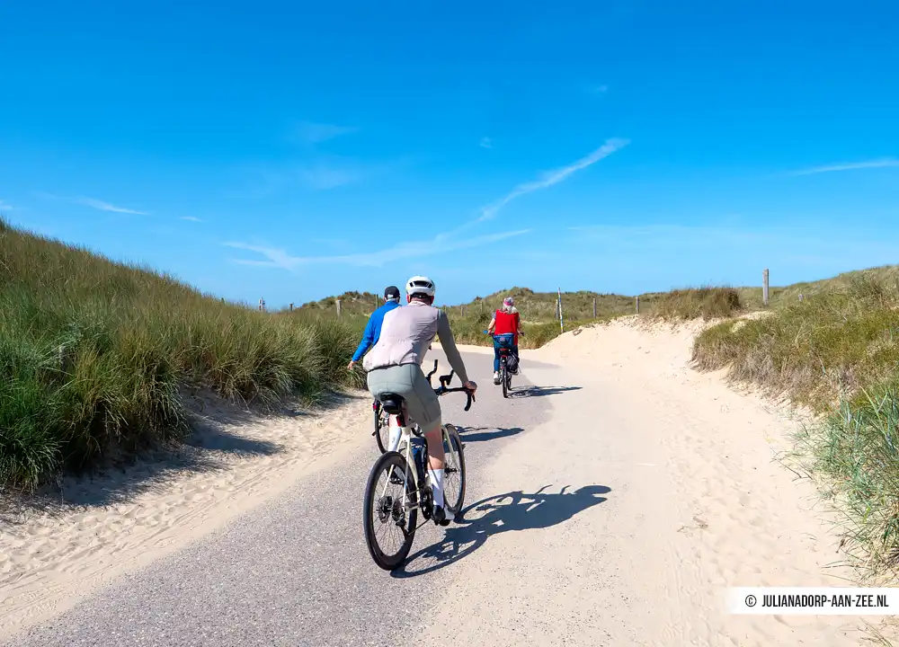 Fietsen door de duinen van Julianadorp aan Zee.