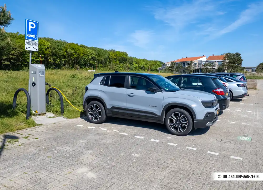 Elektroauto in Julianadorp aan Zee beim Strandzugang De Zandloper aufladen.